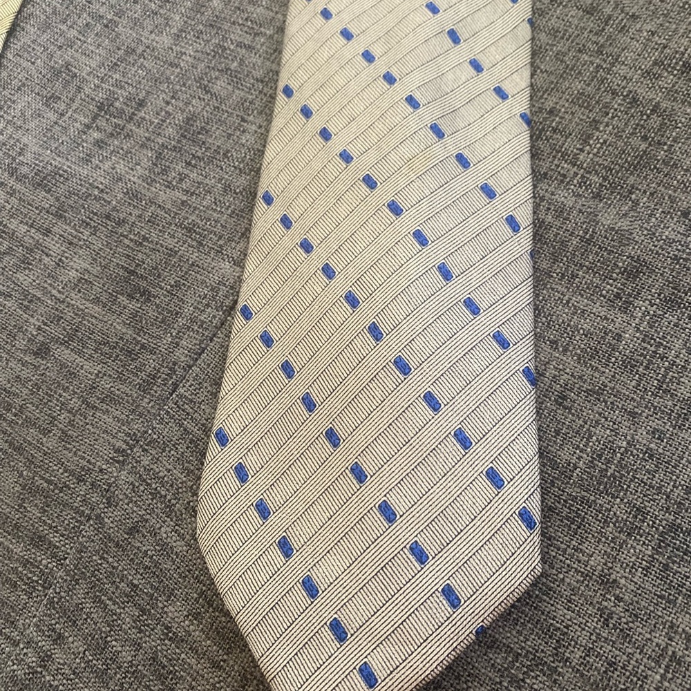 Valentino Cravatte, 100% Silk . Made in Italy.